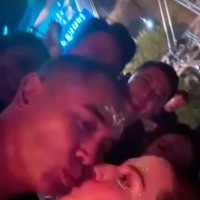 Nia pun tampak membalas kecupan Ardi dengan kembali mencium pipi suaminya. Ulang tahun di festival musik menurut aaku sihh, menurut aku sih AKU MASIH ABG BANGET YAH, tulis Nia di unggahannya tersebut. Foto: Instagram/@ramadhaniabakrie