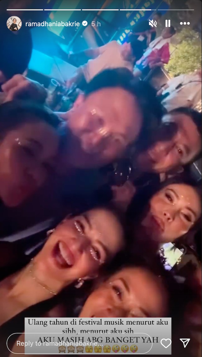 Nia tampak begitu bahagia berjoget bersama para sahabatnya di acara festival musik tersebut. Momen perayaan ulang tahunnya itu kemudian diunggah Nia ke Instagram Story miliknya. Foto: Instagram/@ramadhaniabakrie