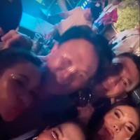 Nia tampak begitu bahagia berjoget bersama para sahabatnya di acara festival musik tersebut. Momen perayaan ulang tahunnya itu kemudian diunggah Nia ke Instagram Story miliknya. Foto: Instagram/@ramadhaniabakrie