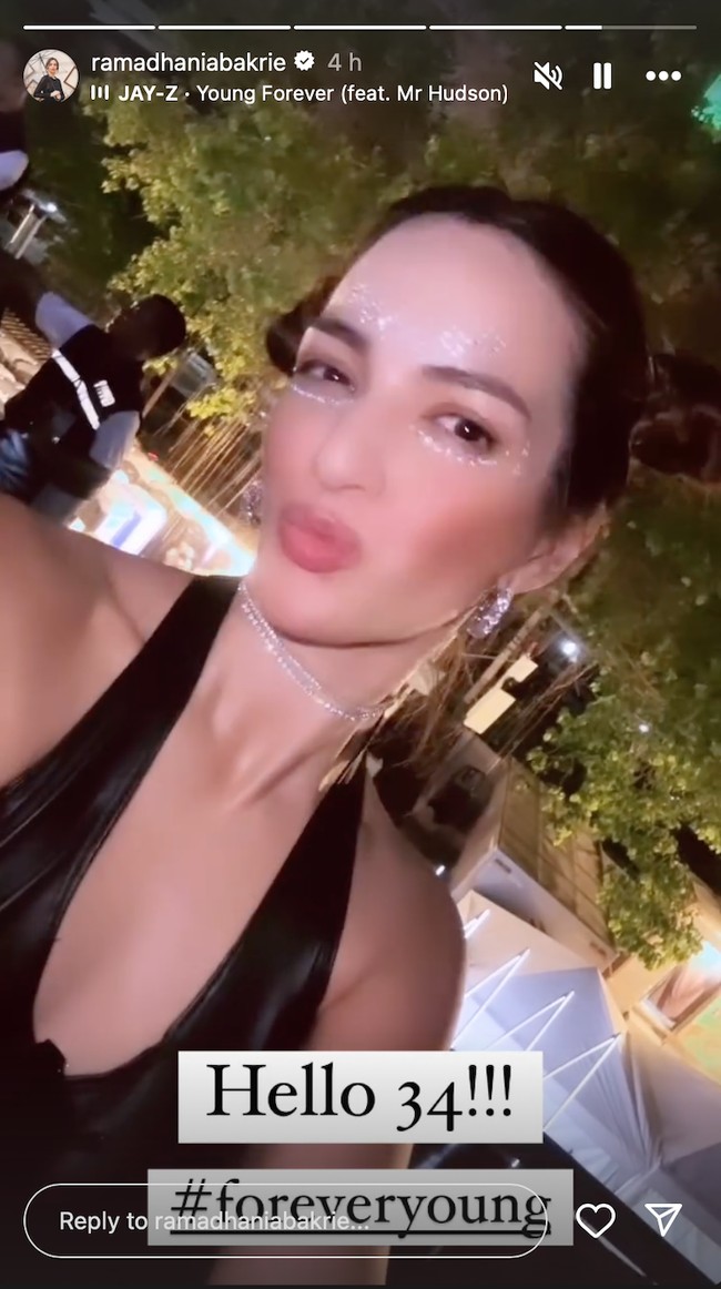 Berdandan bak ABG, Nia Ramadhani terlihat mencepol bagian kiri dan kanan rambutnya. Ia juga mengenakan riasan layaknya remaja yang akan menonton konser. Foto: Instagram/@ramadhaniabakrie