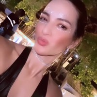 Berdandan bak ABG, Nia Ramadhani terlihat mencepol bagian kiri dan kanan rambutnya. Ia juga mengenakan riasan layaknya remaja yang akan menonton konser. Foto: Instagram/@ramadhaniabakrie