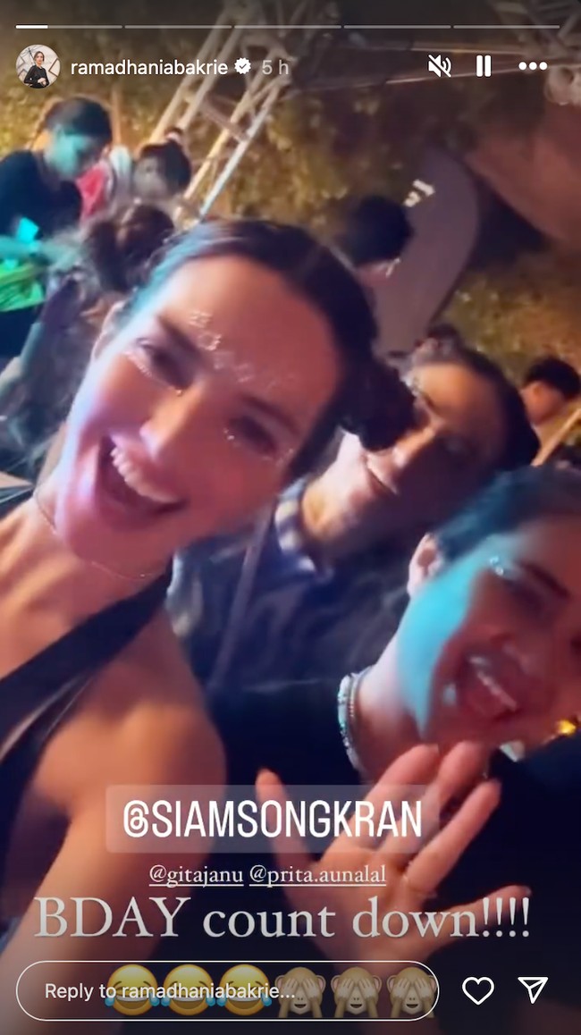 Nia Ramadhani baru saja merayakan ulang tahunnya di SIAM Songkran Music Festival Thailand. Diketahui pesinetron cantik itu berulang tahun pada 16 April. Foto: Instagram/@ramadhaniabakrie