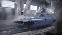 Robot-robot berlengan besi tersebut mampu melepas dan memasang pintu, mengencangkan baut, menyetel ulang engsel-engsel, mengganti kaca kendaraan dan masih banyak lagi. Foto: Doc. Xiaomi.
