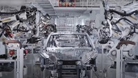 Semua jalur produksi dikerjakan secara otomatis melalui perangkat pintar dan 700 robot yang disebar di banyak titik. Robot-robot tersebut mengerjakan tugas-tugas seperti inspeksi, instalasi dan transportasi. Foto: Doc. Xiaomi.