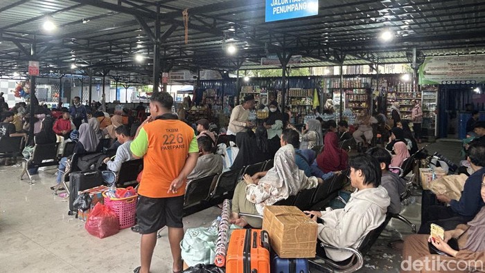 Para penumpang di Pelabuhan Nusantara Parepare yang hendak balik ke Kalimantan.
