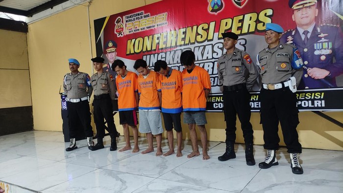 Para tersangka produsen petasan di Sidoarjo