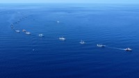 Foto aerial sejumlah perahu nelayan mengikuti pawai perahu hias di Ololalo, Kota Gorontalo, Gorontalo, Rabu (17/4/2024).