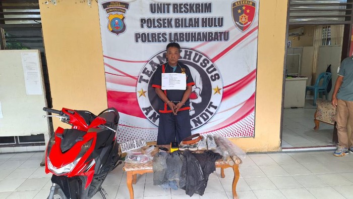 Pelaku saat diamankan di kantor polisi. (Foto: Dok. Polres Labuhanbatu).