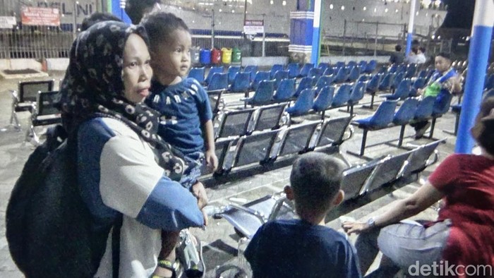 Pemudik di Pelabuhan Nusantara Parepare gagal berangkat karena tiket yang dipesan di agen tidak tercetak.