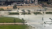Cuaca buruk yang memicu banjir langka ini menyebabkan penutupan sekolah-sekolah di Uni Emirat Arab dan membanjiri landasan di Bandara Internasional Dubai. REUTERS/Abdel Hadi Ramahi