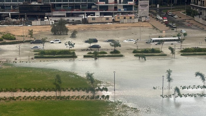 Penampakan Banjir Bandang Terjang Dubai Cars drive through a flooded street during a rain storm in Dubai, United Arab Emirates, April 16, 2024. REUTERS/Abdel Hadi Ramahi
