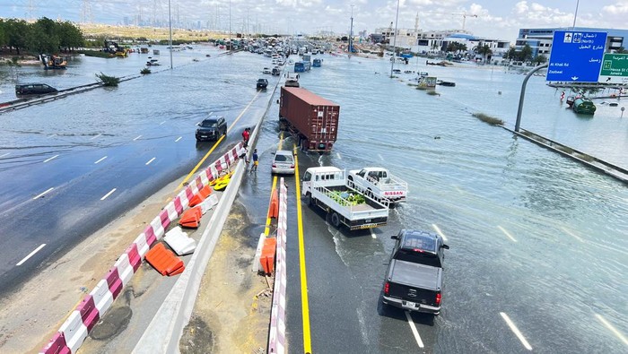 Penampakan Banjir Bandang Terjang Dubai Cars are stuck on a flooded road after a rainstorm hit Dubai, in Dubai, United Arab Emirates, April 17, 2024. REUTERS/Rula Rouhana