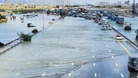 Mobil terjebak di jalan yang banjir setelah hujan badai melanda Dubai, di Dubai, Uni Emirat Arab, Rabu (17/4/2024). Cuaca tidak stabil melanda Dubai sehingga menyebabkan banjir bandang. REUTERS/Rula Rouhana