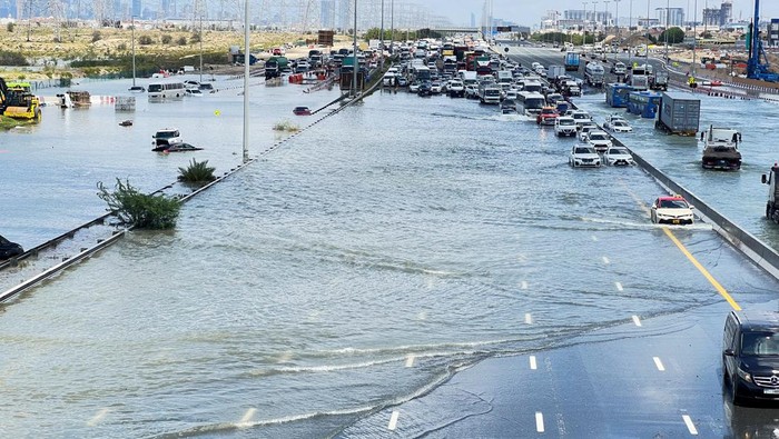 Penampakan Banjir Bandang Terjang Dubai Cars are stuck on a flooded road after a rainstorm hit Dubai, in Dubai, United Arab Emirates, April 17, 2024. REUTERS/Rula Rouhana