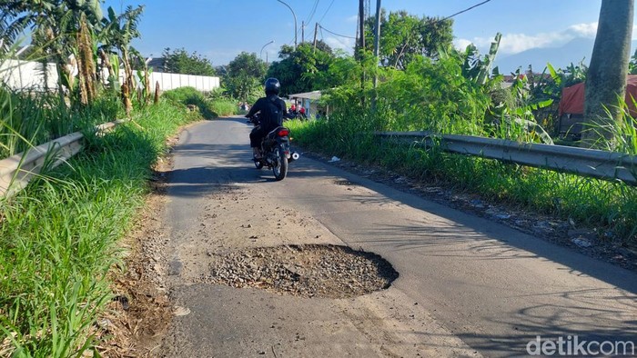 Penampakan kerusakan jalan di Jalan Cimincrang, Gedebage, Kota Bandung