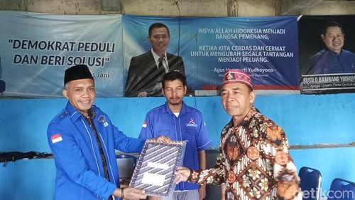 Pendaftaran bakal calon kepala daerah Manggarai Barat ke Demokrat.