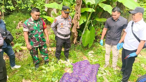 Polisi melakukan olah TKP di tegalan warga, Dusun Pakel, Desa Sampalan Tengah, Kecamatan Dawan, Klungkung, Rabu (17/4/2024). (foto : dok Polsek Dawan).