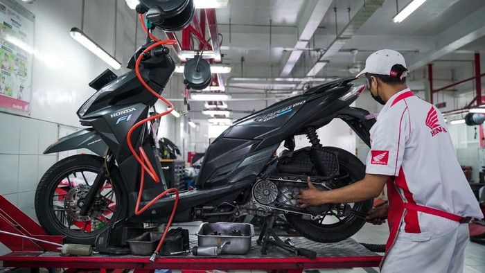 Pengecekan dan servis sepeda motor di AHASS dengan paket Ketupat.