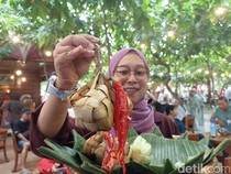 Serunya Berebut Tumpeng Ketupat di Kampung Coklat Blitar