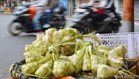 Wadah ketupat juga banyak dijumpai di pinggir jalan Jalan Keputran.