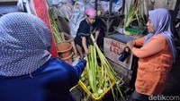 Penjualan wadah ketupat di hari H lebaran ketupat terpantau cukup ramai.