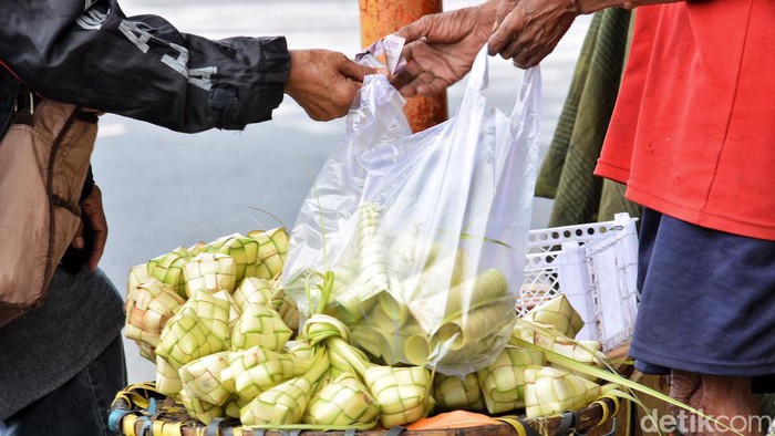 Penjual Janur laris manis saat Lebaran Ketupat