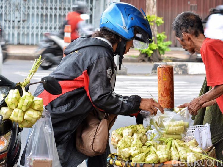 Cuan Penjual Janur yang Dagangannya Laris Manis Saat Lebaran Ketupat