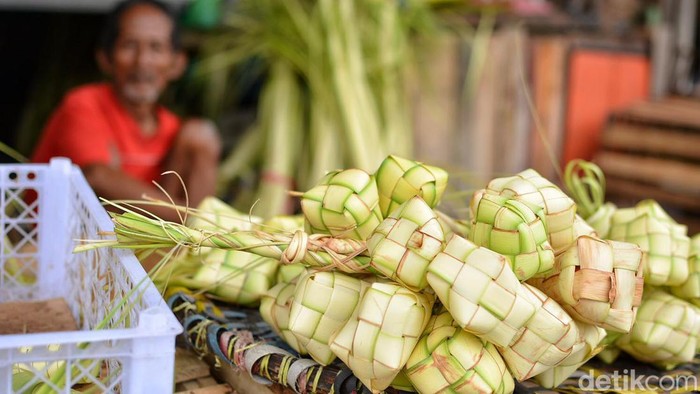 Penjual Janur laris manis saat Lebaran Ketupat