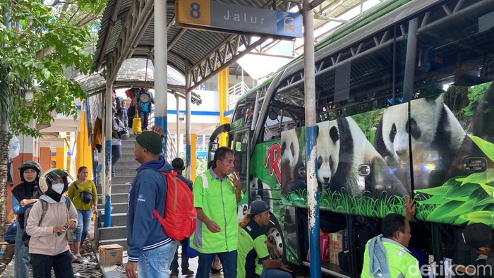 Penumpang arus balik di Terminal Purabaya