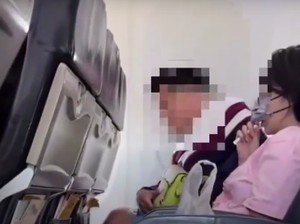 Waduh, Wanita Diam-diam Menghisap Vape di Pesawat