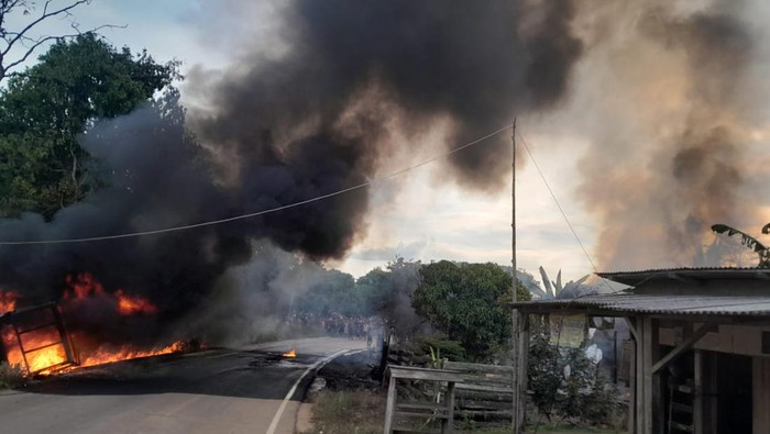 Pikap terguling hangus 1 truk dan 2 rumah di Muba.
