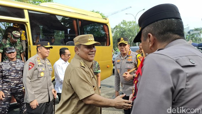 Pj Gubernur Riau saat memantau arus mudik beberapa waktu lalu. (Foto: Raja Adil Siregar/detikSumut)