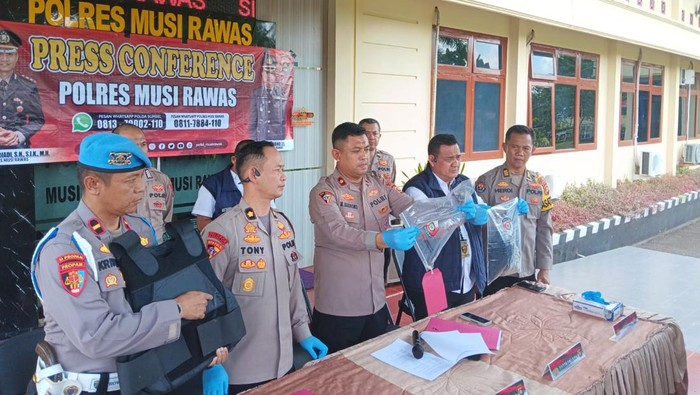 Polisi memperlihatkan barang bukti perkara kasus perampokan yang dilakukan Egi.
