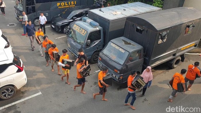 Polisi menangkap 16 pria yang sedang asik bermain game di warnet di Kota Medan. (Goklas Wisely/detikcom)