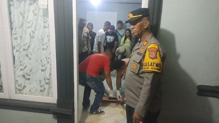 Polisi mengevakuasi jasad wanita tewas tergantung di Ambon.