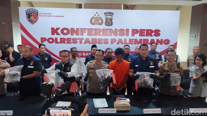 Polisi merilis kasus pembunuhan ibu dan anak di Palembang