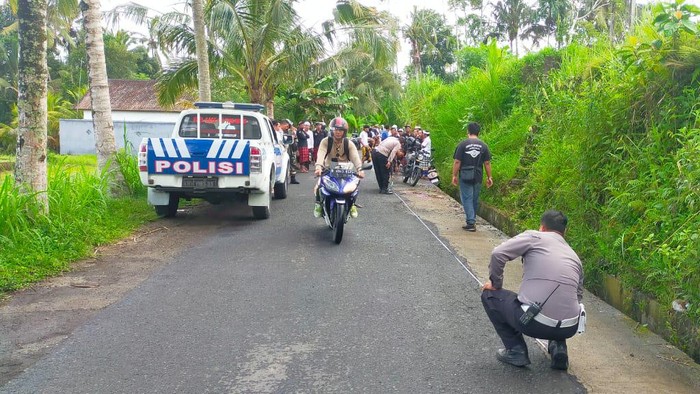Polisi olah TKP di lokasi kecelakaan siswi SLB Bangli, Rabu (17/4/2024). (Dok Polres Bangli)