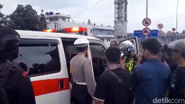 Polisi Beri Sanksi Teguran Terhadap Sopir Ambulans yang Kedapatan Membawa Pemudik di Gerbang Tol Parungkuda