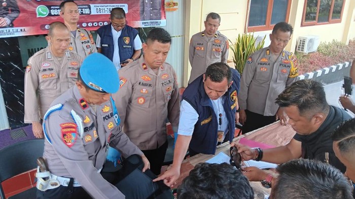 Polisi saat menjelaskan duduk perkara kasus perampokan yang dilakukan Egi.