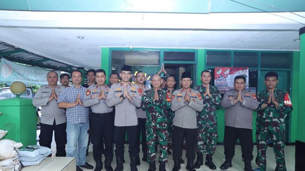 Polsek Mampang Prapatan berkunjung ke Koramil Mampang Prapatan dalam rangka halalbihalal.