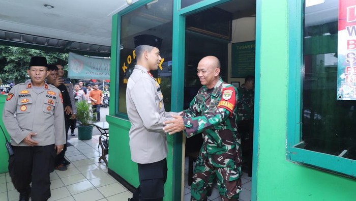 Polsek Mampang Prapatan berkunjung ke Koramil Mampang Prapatan dalam rangka halalbihalal.