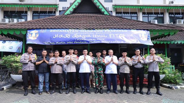 Polsek Mampang Prapatan berkunjung ke Koramil Mampang Prapatan dalam rangka halalbihalal.