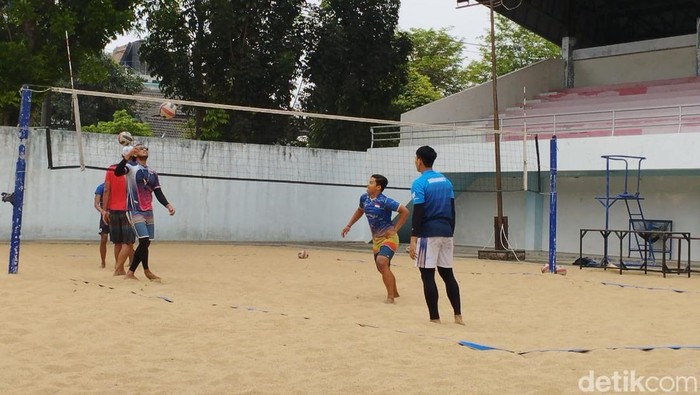 Sesi latihan tim voli pantai putra DIY jelang PON 2024, Rabu (17/4/2024).