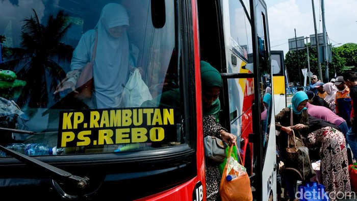 Potret Arus Balik di Terminal Kampung Rambutan H+7 Lebaran Arus balik masih terasa di Terminal Kampung Rambutan, Jakarta. Warga berbondong-bondong tiba dari kampung halaman 7 hari usai Idul Fitri.