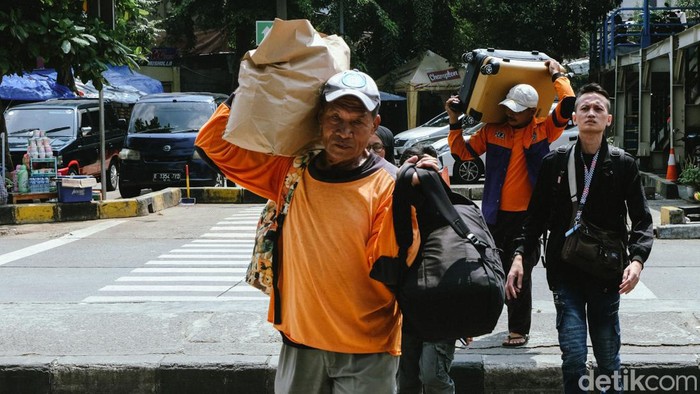 Arus balik masih terasa di Terminal Kampung Rambutan, Jakarta. Warga berbondong-bondong tiba dari kampung halaman 7 hari usai Idul Fitri.