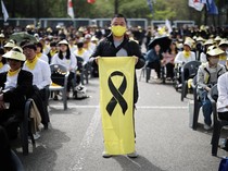 Potret Haru Korea Selatan Peringati 10 Tahun Tenggelamnya Kapal Feri Sewol