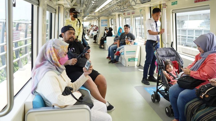 Potret LRT Jabodebek Diserbu Penumpang Saat Libur Lebaran Sebanyak 255.428 pengguna tercatat menggunakan LRT Jabodebek selama periode libur panjang Lebaran, 6 - 15 April 2024. Begini potretnya.