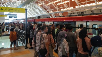 Potret LRT Jabodebek Diserbu Penumpang Saat Libur Lebaran