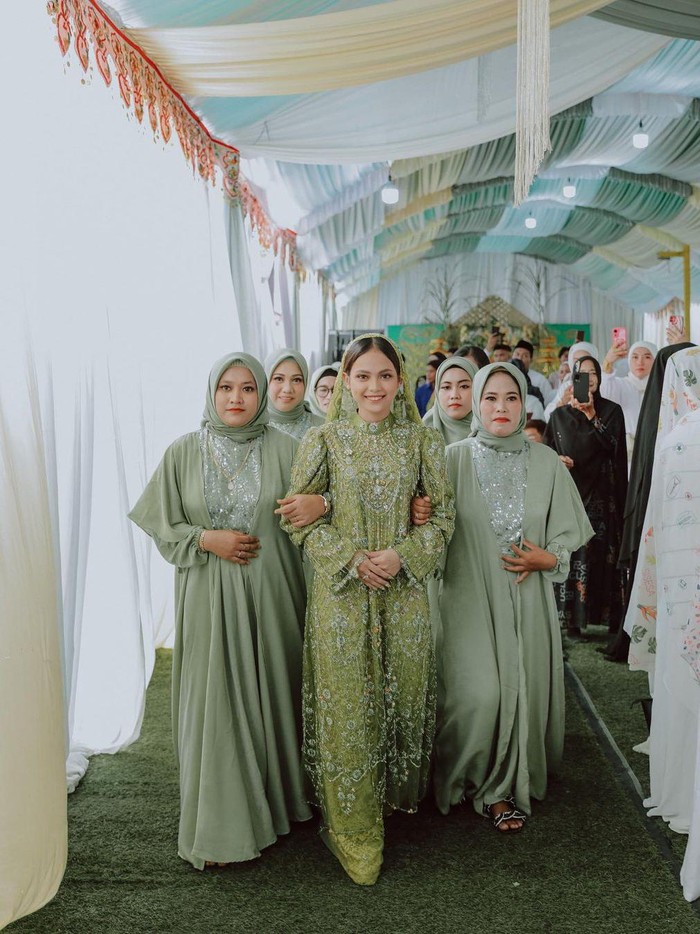 Putri Isnari atau Putri DA Momen pengajian Putri Isnari atau Putri DA.