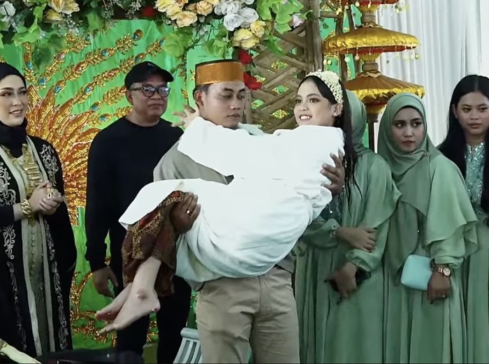 Putri Isnari atau Putri DA gelar prosesi pengajian dan siraman jelang menikah.